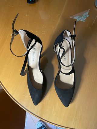 Tacones negros con tiras