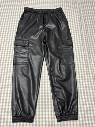 Pantalón cargo efecto piel Zara