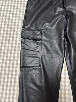 Pantalón cargo efecto piel Zara