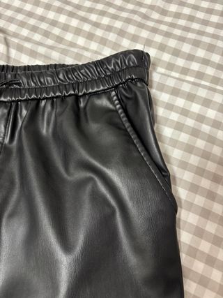 Pantalón cargo efecto piel Zara