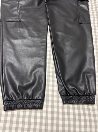 Pantalón cargo efecto piel Zara