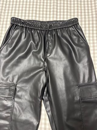 Pantalón cargo efecto piel Zara