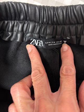 Pantalón cargo efecto piel Zara