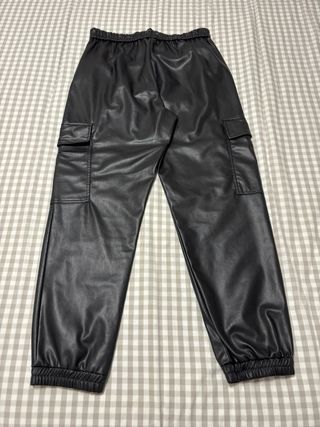 Pantalón cargo efecto piel Zara