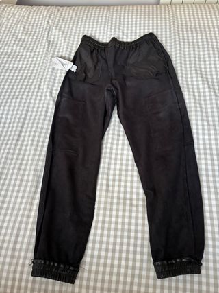 Pantalón cargo efecto piel Zara