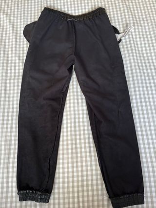 Pantalón cargo efecto piel Zara