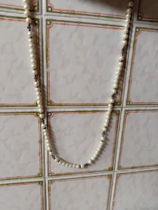 Collana di perle sintetiche e cristalli