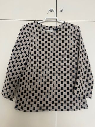 Top COS beige y negro estampado