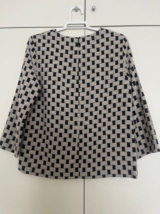 Top COS beige y negro estampado