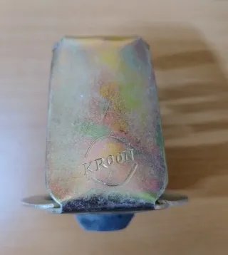 Antivibrador de techo metálico de la marca Kroon