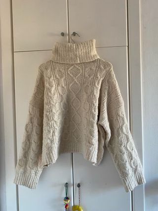 Jersey cuello alto trenzas crema Stradivarius