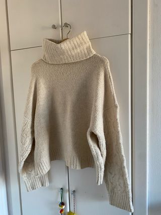 Jersey cuello alto trenzas crema Stradivarius