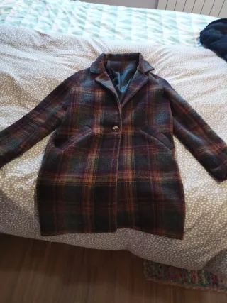 Abrigo cuadros granate, gris y amarillo