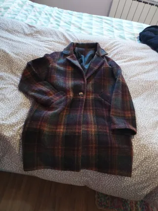 Abrigo cuadros granate, gris y amarillo