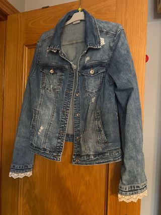Chaqueta vaquera con encaje