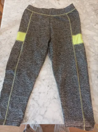 Mallas deportivas grises con detalles amarillos