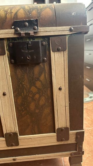 Baúl antiguo madera y metal