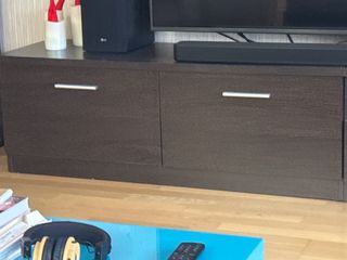 Mueble de TV oscuro con cajones