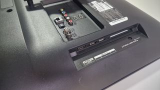 LG 32 Smart TV con base de pared.