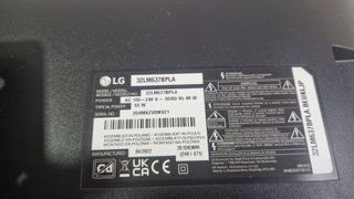 LG 32 Smart TV con base de pared.