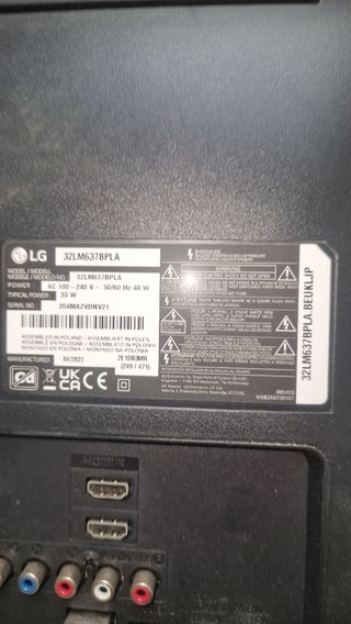 LG 32 Smart TV con base de pared.