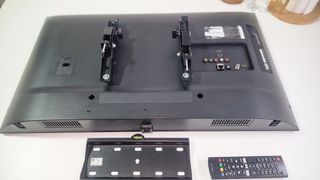 LG 32 Smart TV con base de pared.