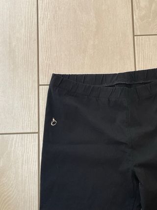 Pantaloni neri dritti con elastico in vita