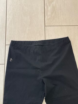 Pantaloni neri dritti con elastico in vita