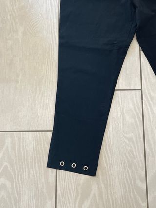 Pantaloni neri dritti con elastico in vita