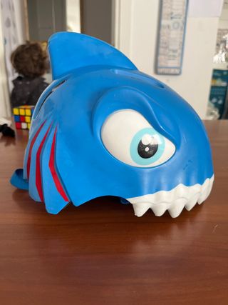Casco de bici infantil tiburón azul