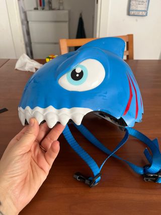 Casco de bici infantil tiburón azul