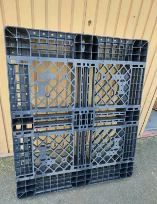 Palets de madera y plástico