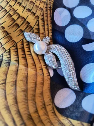 Broche perla y pedrería plata