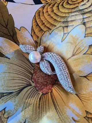 Broche perla y pedrería plata