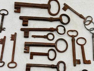 Set di vecchie chiavi in ferro