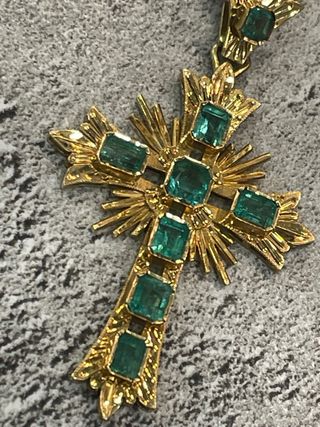 Cruz de oro con esmeraldas