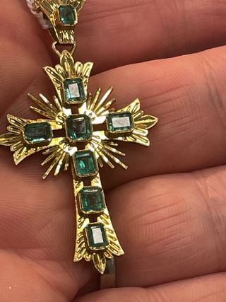 Cruz de oro con esmeraldas