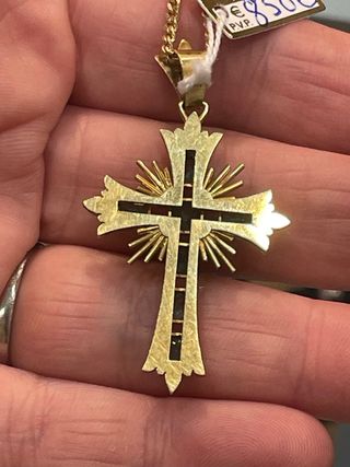 Cruz de oro con esmeraldas