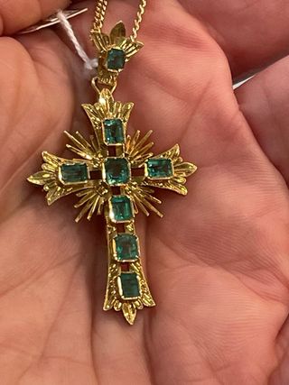 Cruz de oro con esmeraldas