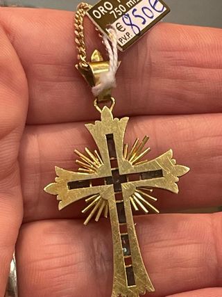 Cruz de oro con esmeraldas