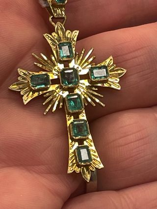 Cruz de oro con esmeraldas
