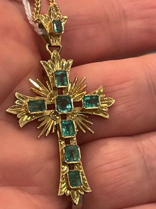 Cruz de oro con esmeraldas