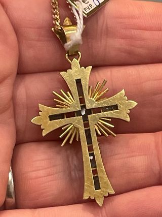 Cruz de oro con esmeraldas