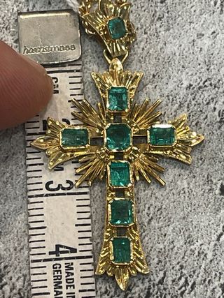 Cruz de oro con esmeraldas