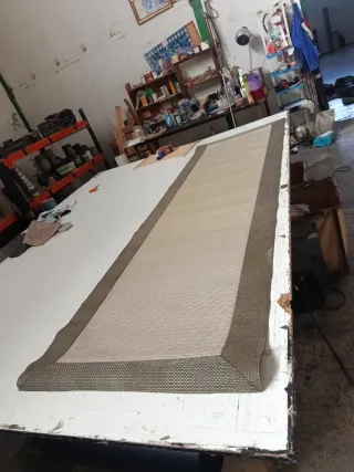 Alfombra vinilo beige y marrón