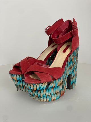 Sandalias rojas plataforma retro pedrería