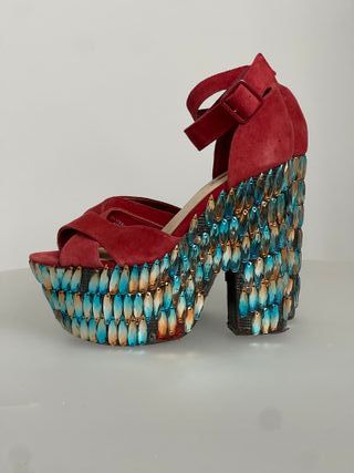 Sandalias rojas plataforma retro pedrería