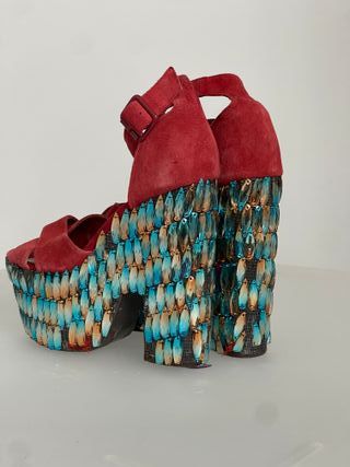 Sandalias rojas plataforma retro pedrería