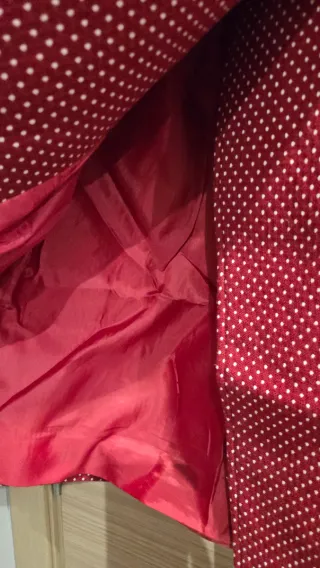 Chaqueta de lunares roja y blanca