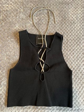 Top Bershka negro con cordones plateados
